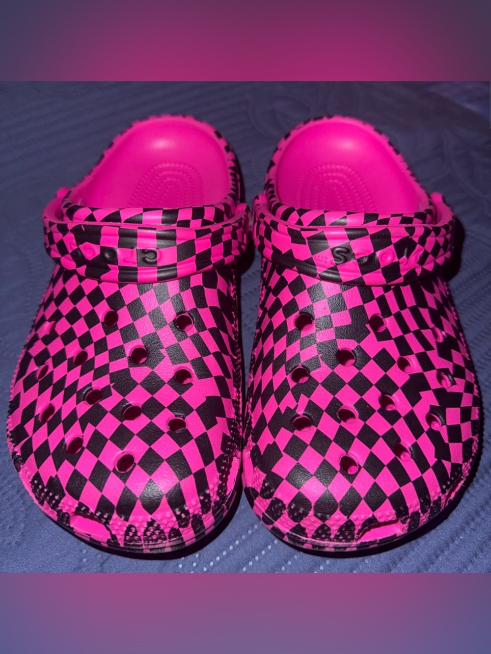 CROCS Hot Pink and Black Checkerboard Clogs Woman’s Size 7 - Picture 2 of 4